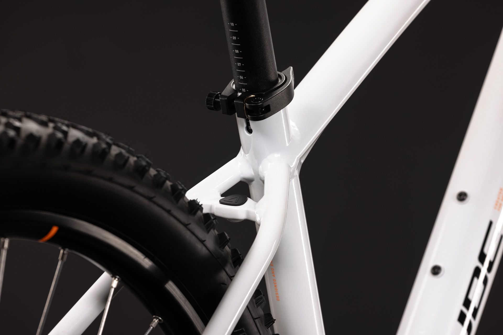 Horské kolo Cube Aim ONE metallicwhite´n´black 2027