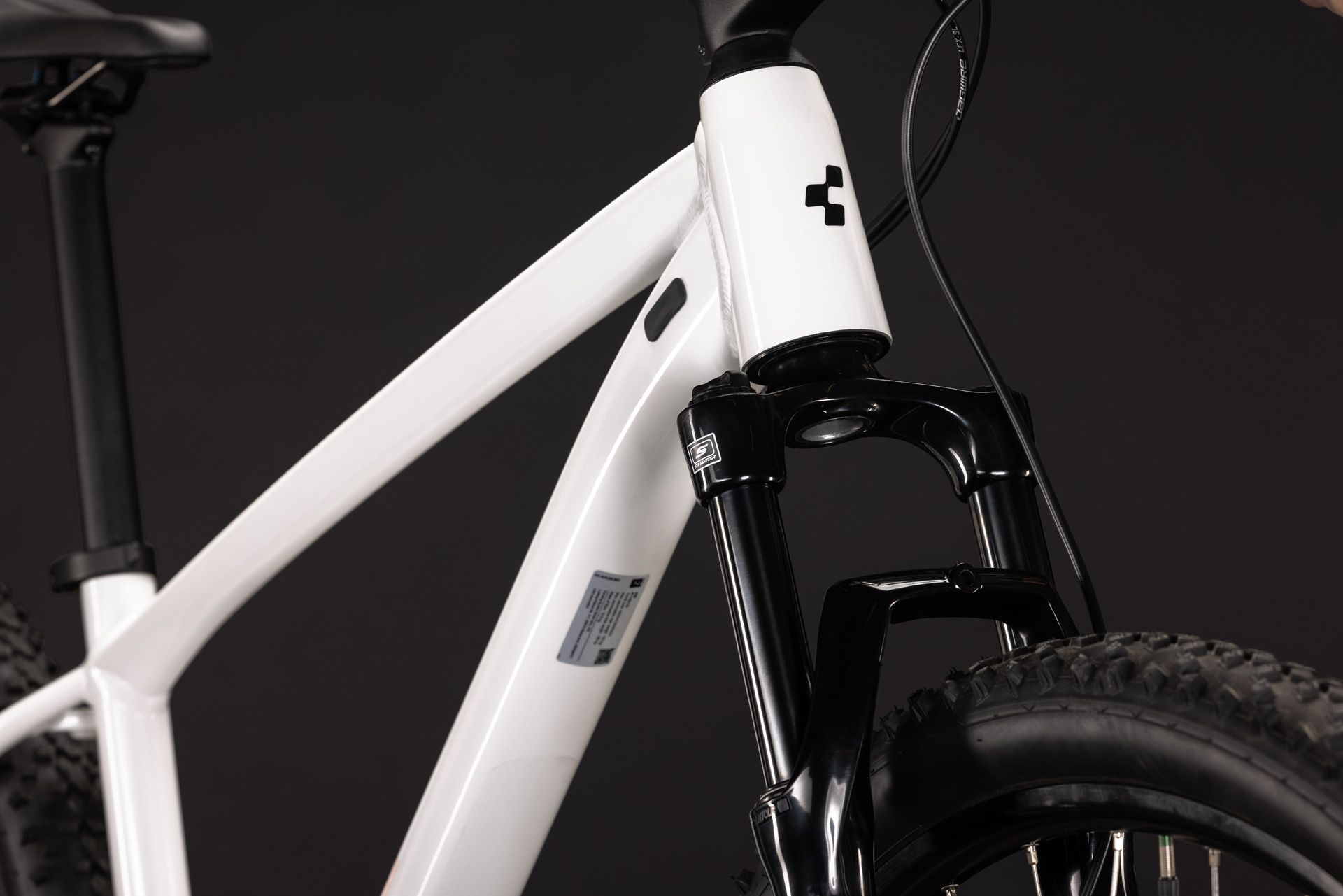 Horské kolo Cube Aim ONE metallicwhite´n´black 2027