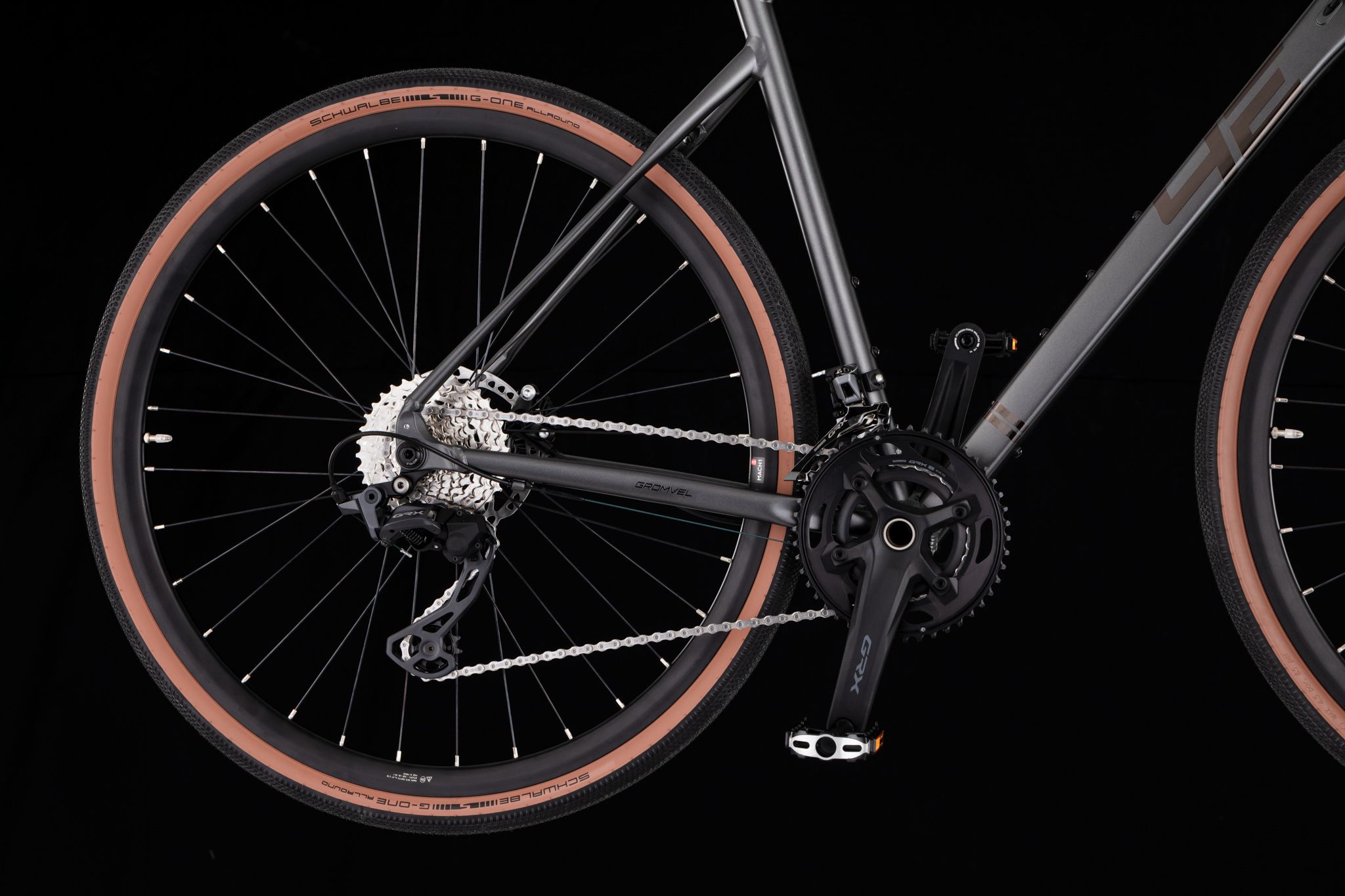 Gravel kolo 4EVER GROMVEL RACE titan matt 2026